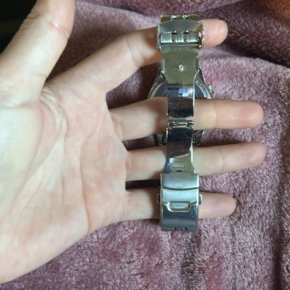 Michael Kors watch, in great construction, needs new batteries. - Picture 10 of 14